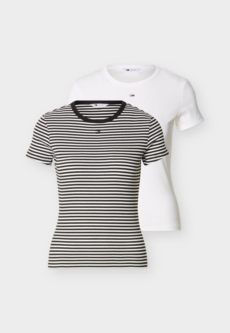 Zwei kurzärmelige T-Shirts mit Rundhalsausschnitt, eines schwarz-weiß gestreift, das andere schlicht weiß, beide mit kleinen Logos auf der Brust.