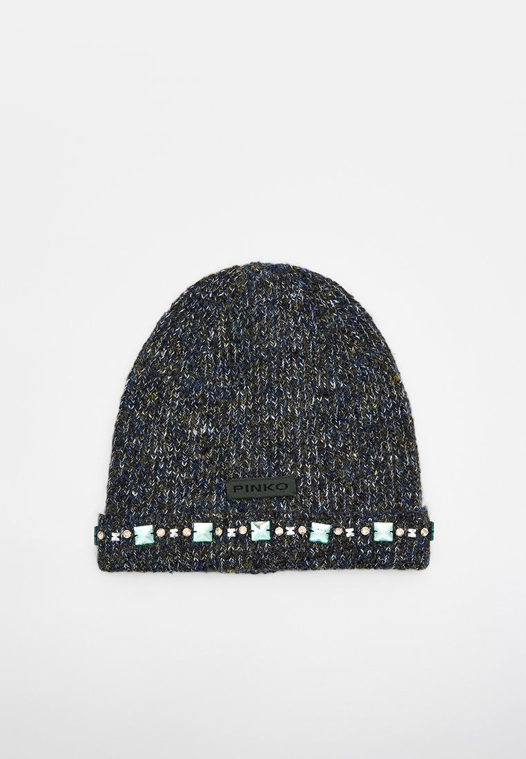 Gestrickte dunkelblaue und graue Mütze mit umgeschlagenem Rand, verziert mit kleinen mintgrünen und weißen quadratischen und runden Nieten sowie einem schwarzen Etikett.