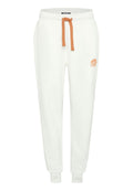 Weiße Sweatpants aus weichem Stoff, mit einer orangen Kordel, elastischen Bündchen und einem kleinen Logo am linken Oberschenkel.
