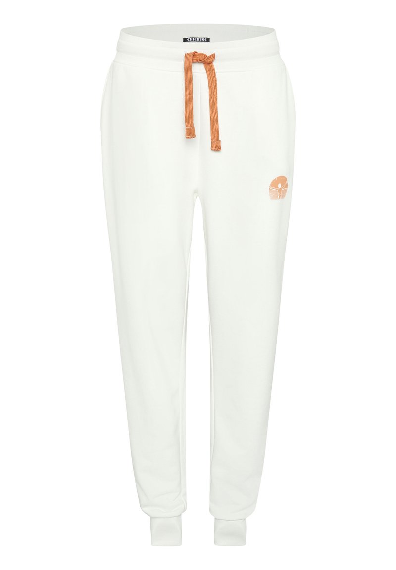 Weiße Sweatpants aus weichem Stoff, mit einer orangen Kordel, elastischen Bündchen und einem kleinen Logo am linken Oberschenkel.