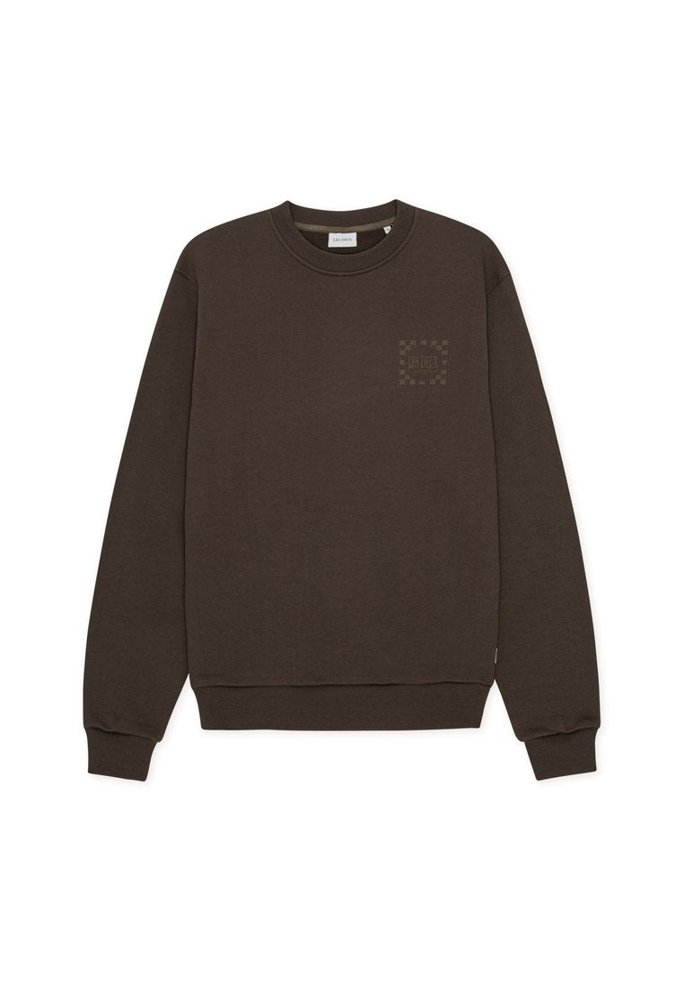 Braunes Sweatshirt aus weicher Baumwolle, mit Rundhalsausschnitt, gerippten Bündchen und einem kleinen quadratischen Logo auf der linken Brust.