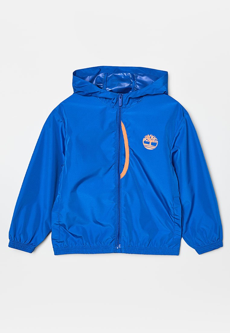 Blaue Kapuzenjacke mit Frontreißverschluss, elastischen Bündchen und kleinem orangefarbenem Baum-Logo auf der linken Brust.
