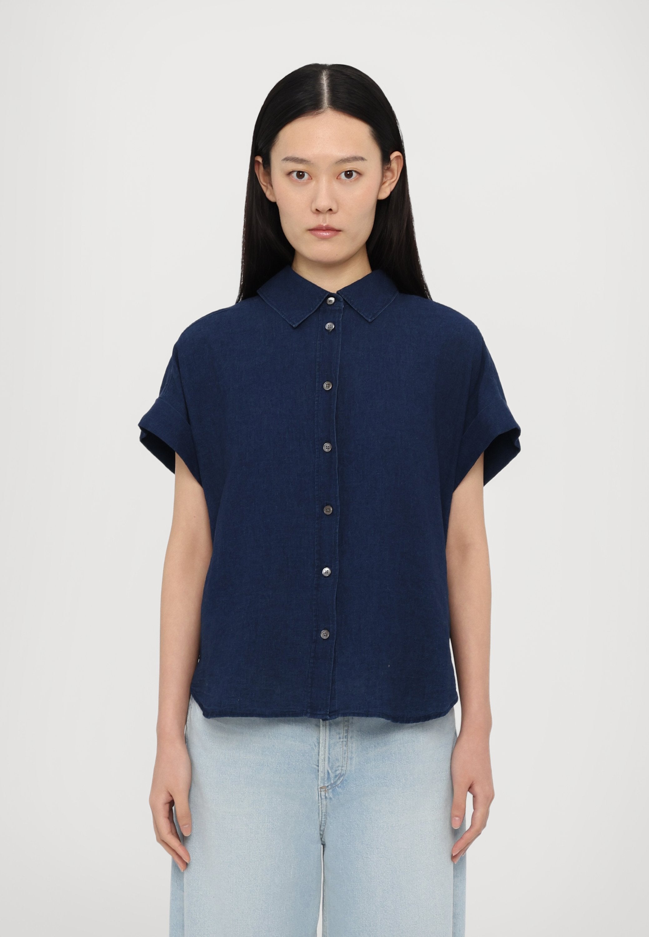 CLOSED SLEEVELESS SHIRT