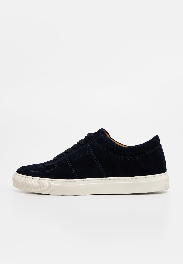 Marineblaue Wildledersneaker mit weißer Gummisohle, Schnürverschluss und tonaler Naht. Verfügen über ein Markenlogo an der Seite und ein glattes Innenfutter.