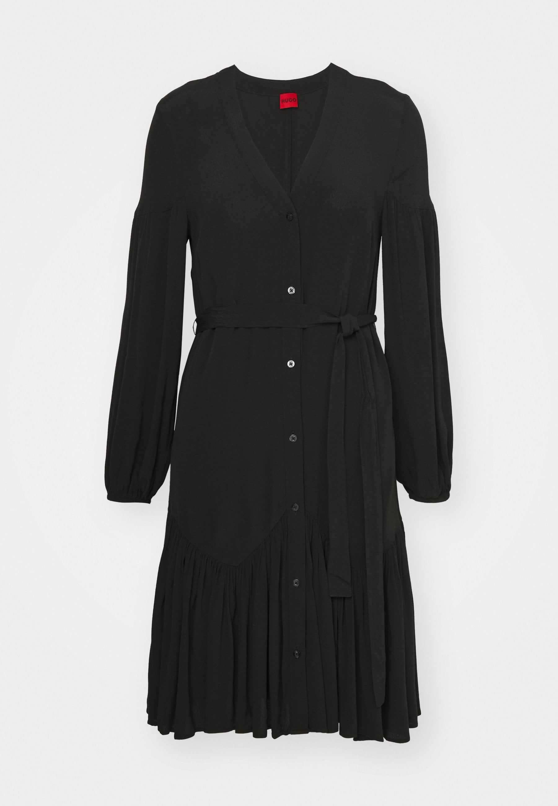 Schwarzes Kleid aus leichtem Stoff mit V-Ausschnitt, langen Ärmeln, vorderen Knöpfen, einem taillierten Gürtel und einem ausgestellten Rüschensaum.