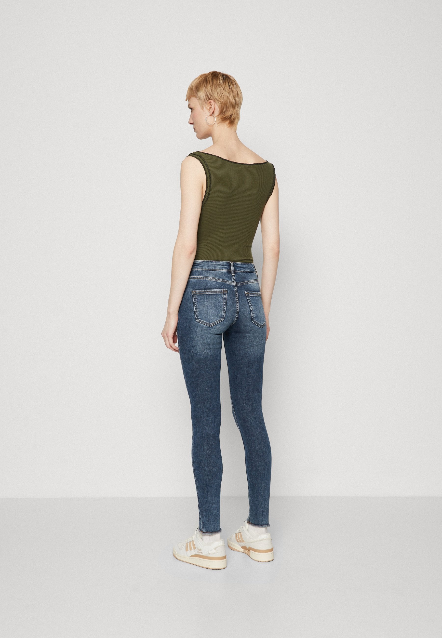 ONLBLUSH MID WAIST Media 4
