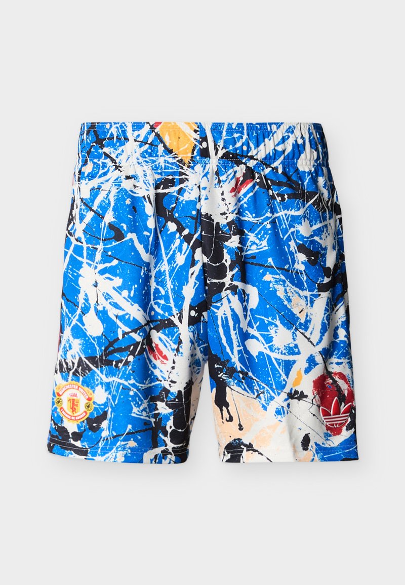 Blaue Shorts mit weißem, schwarzem und gelbem abstraktem Spritzmuster, mit rotem Adidas-Logo und Manchester-United-Emblem an den vorderen Seiten.