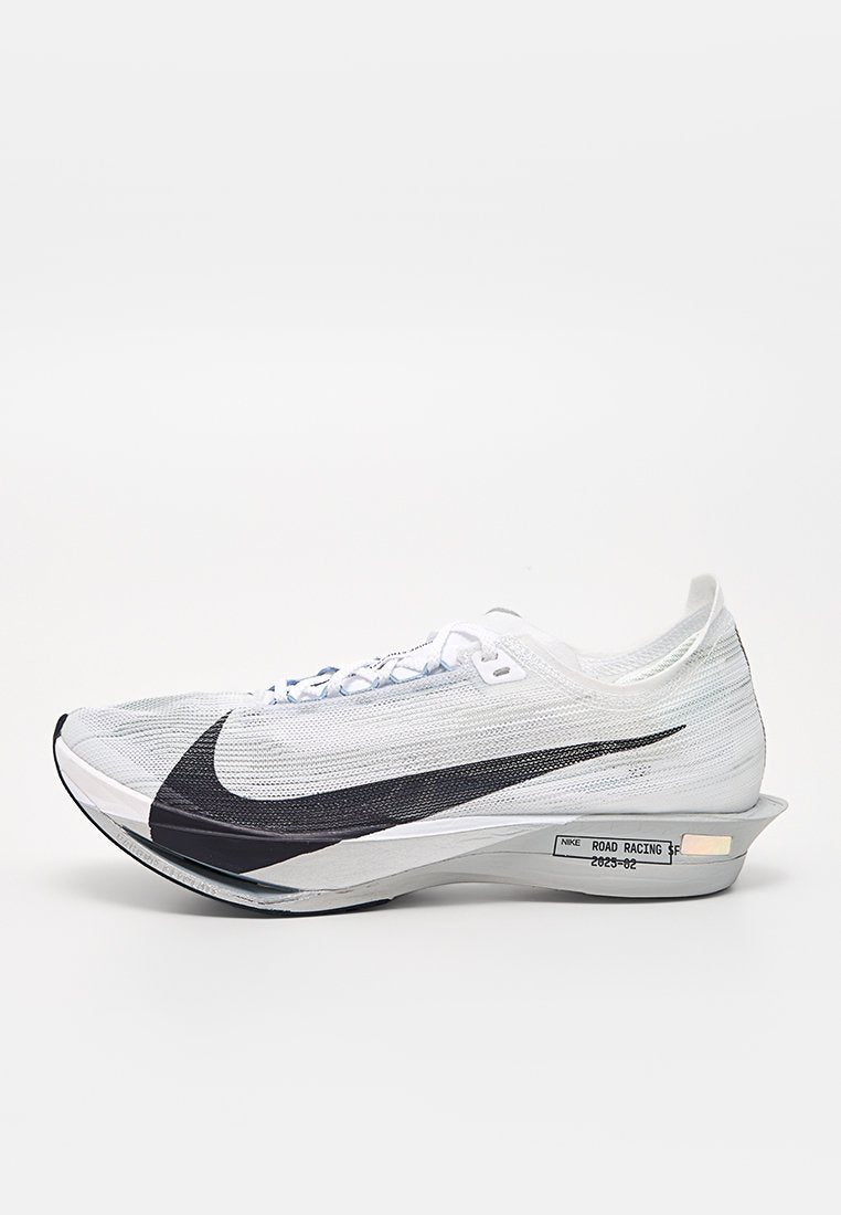 Weißer Laufschuh mit Mesh-Obermaterial, schwarzem Swoosh-Logo und einem gewellten Sohlen-Design. Verfügt über eine schlanke Silhouette und strukturierten Stoff.