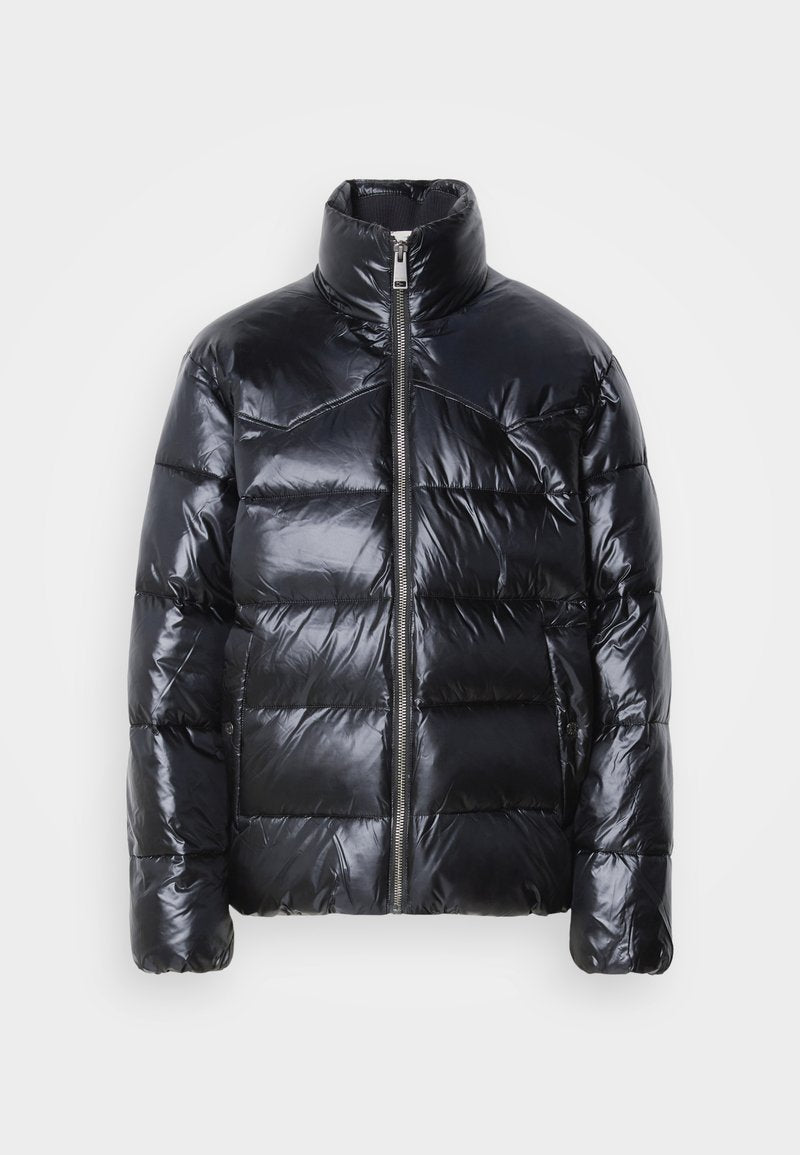 Schwarze Steppjacke aus glänzendem, gesteppter Material. Verfügt über einen hohen Kragen, eine Reißverschlussvorderseite und gepolsterte Bereiche zur Isolierung.