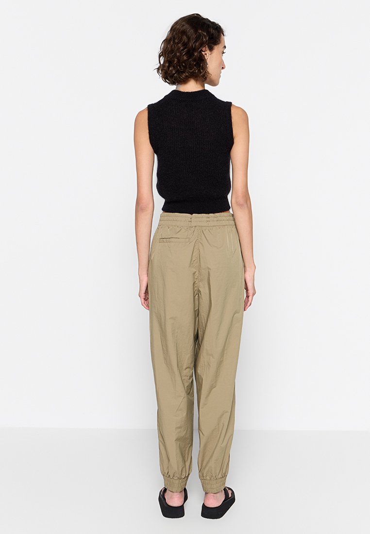 DKNY
