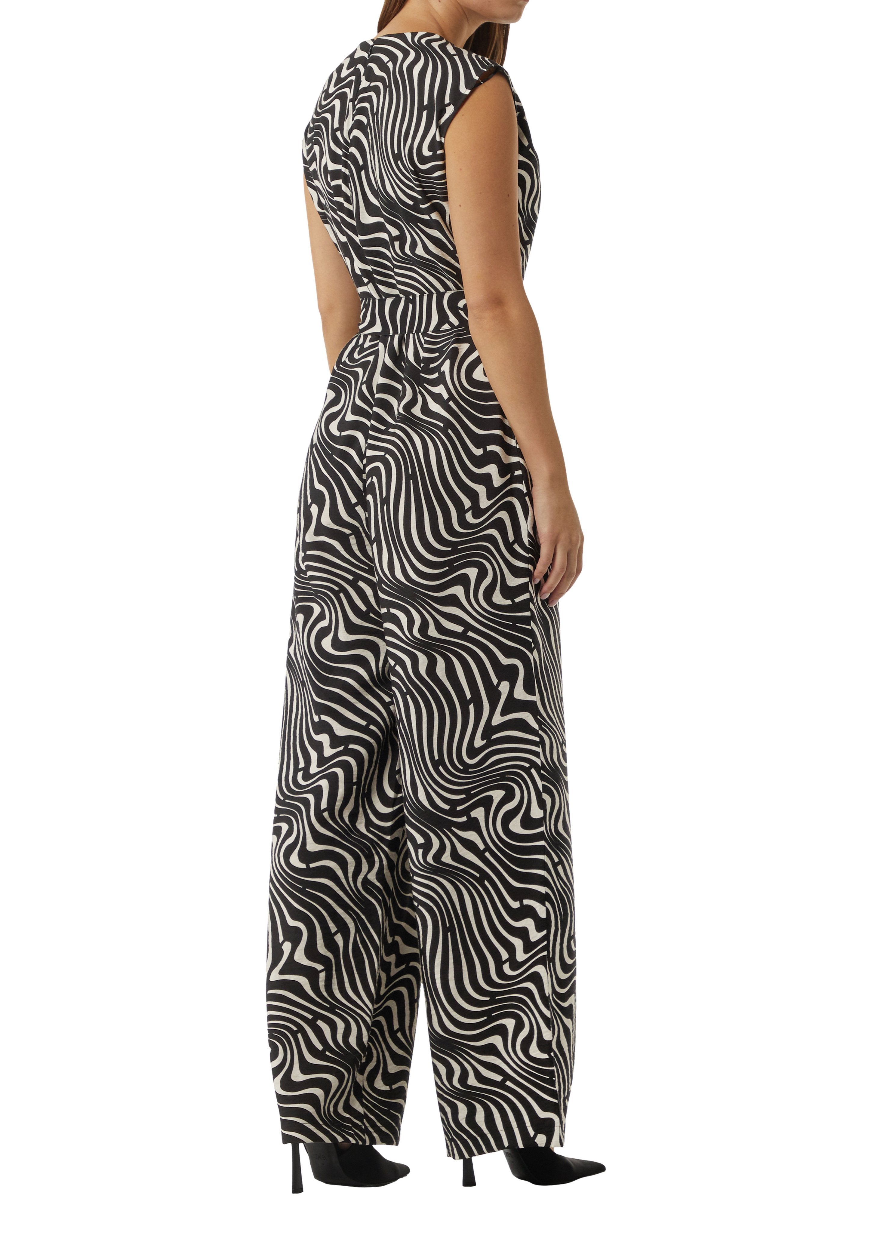 comma Jumpsuit Media 4