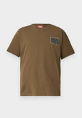 Braunes Baumwoll-T-Shirt mit Rundhalsausschnitt, das einen schwarzen Grafik-Patch auf der linken Brust hat. Kurze Ärmel und ein gerader Saum.