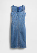 Jeanskleid mit schmaler Silhouette, blauer Farbe, hohem Ausschnitt und ärmellosem Design. Mit markanten Nähten und strukturierten Einsätzen.