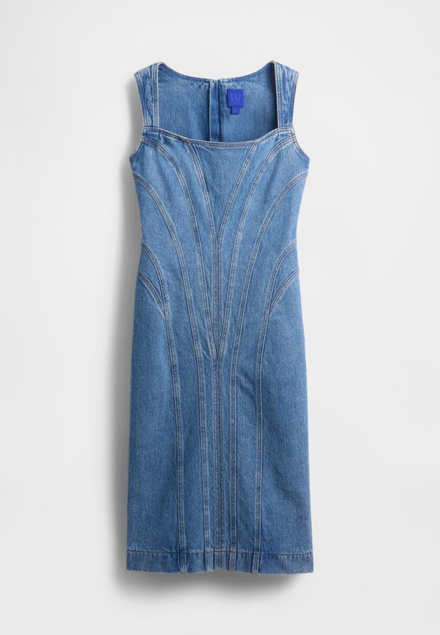 Jeanskleid mit schmaler Silhouette, blauer Farbe, hohem Ausschnitt und ärmellosem Design. Mit markanten Nähten und strukturierten Einsätzen.