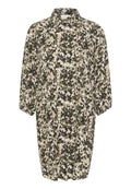 Lässiges, knöpfbares Kleid mit Dreiviertelärmel und abstraktem Muster in Schwarz, Beige und Olivgrün.