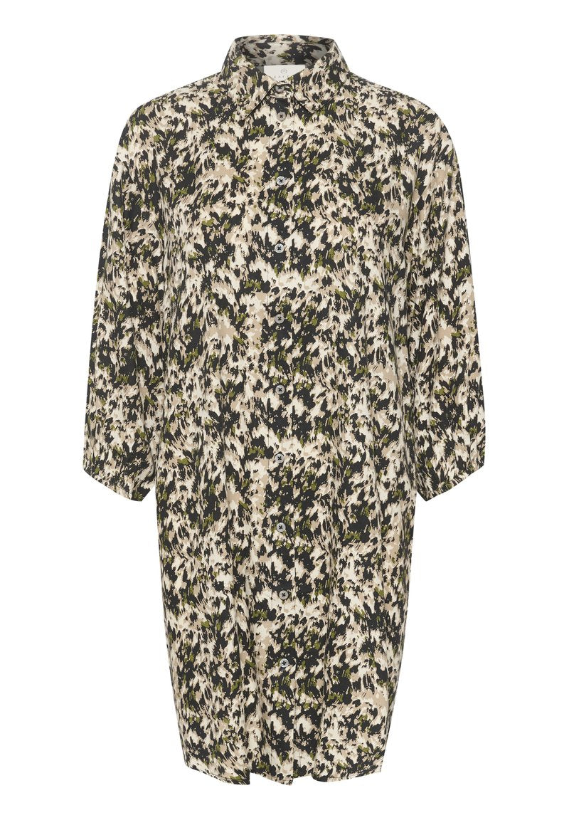 Lässiges, knöpfbares Kleid mit Dreiviertelärmel und abstraktem Muster in Schwarz, Beige und Olivgrün.
