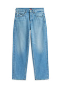 Hellblaue, lässige, gerade geschnittene Jeans mit vorderen Taschen, Gürtelschlaufen und Knopfverschluss, flach auf einem weißen Hintergrund liegend.