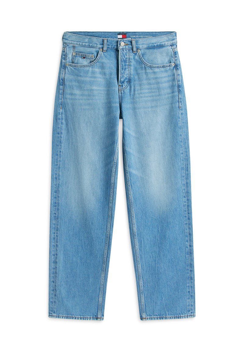 Hellblaue, lässige, gerade geschnittene Jeans mit vorderen Taschen, Gürtelschlaufen und Knopfverschluss, flach auf einem weißen Hintergrund liegend.