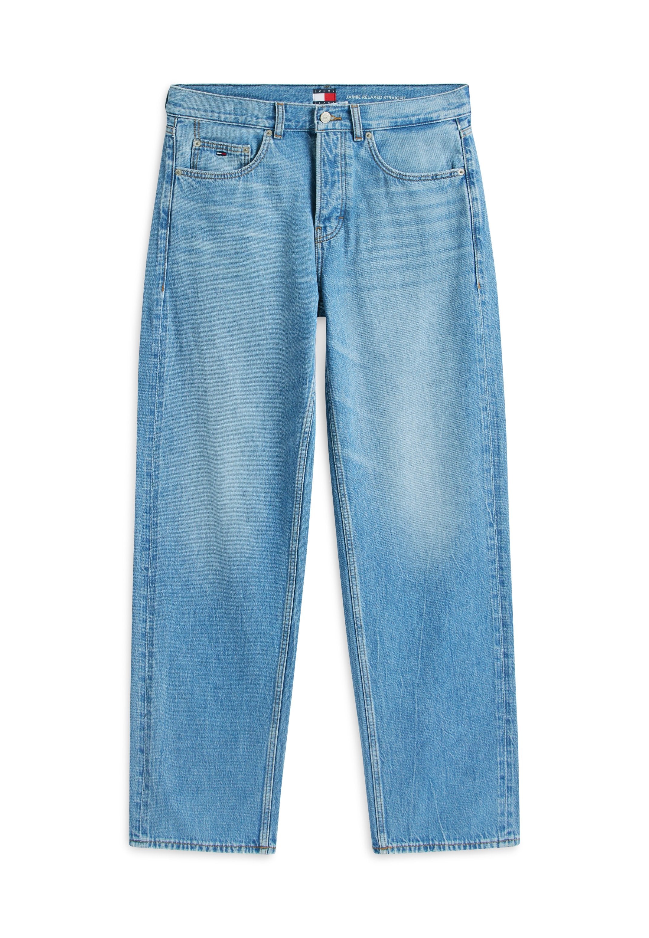 Hellblaue, lässige, gerade geschnittene Jeans mit vorderen Taschen, Gürtelschlaufen und Knopfverschluss, flach auf einem weißen Hintergrund liegend.