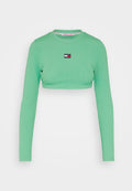 Minzgrünes, geripptes, langärmeliges Cropped-Top mit Rundhalsausschnitt und kleinem rechteckigen Tommy Jeans-Logo auf der Brust.