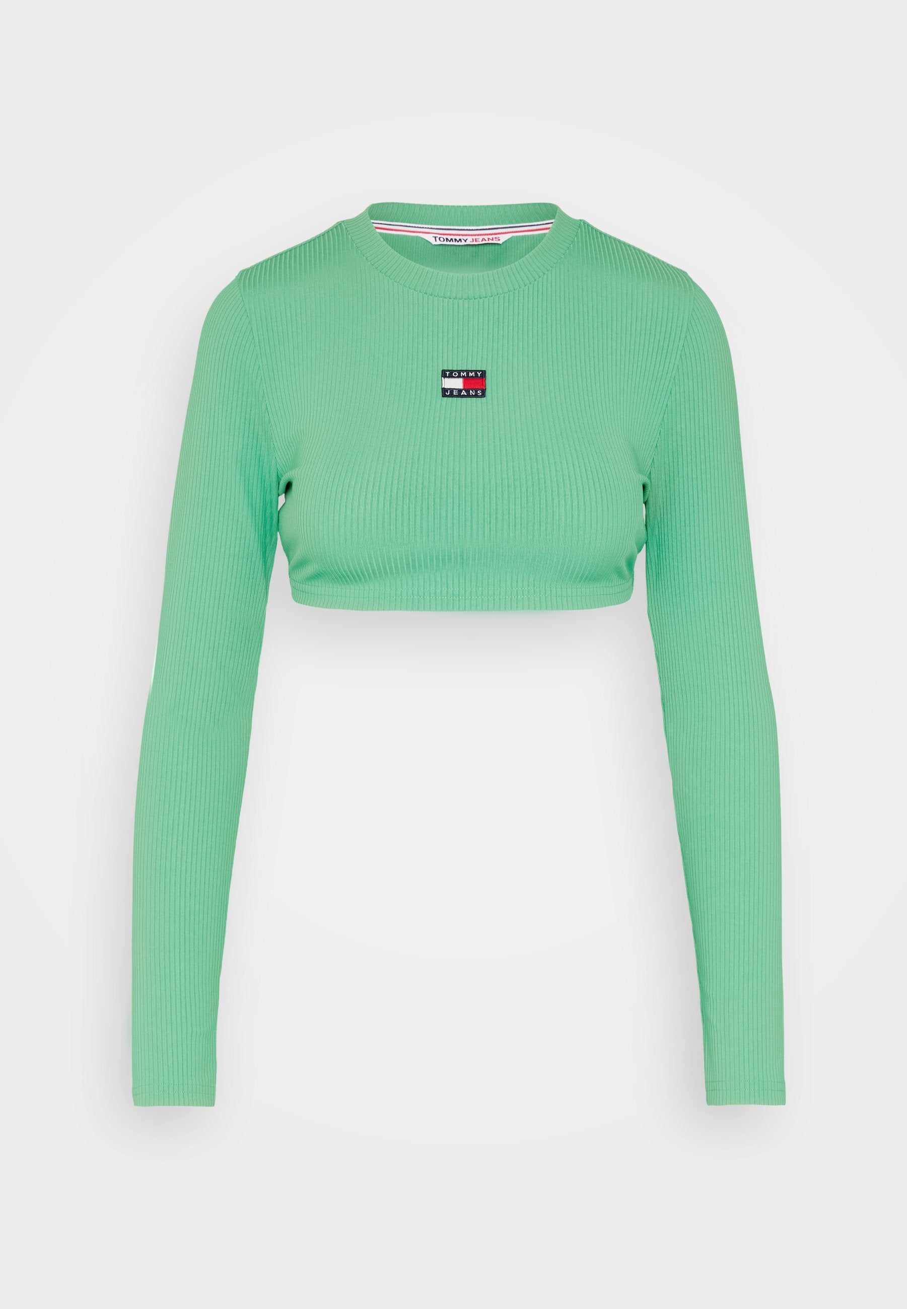 Minzgrünes, geripptes, langärmeliges Cropped-Top mit Rundhalsausschnitt und kleinem rechteckigen Tommy Jeans-Logo auf der Brust.