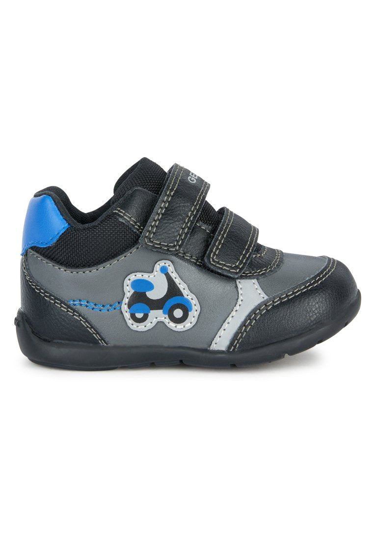 Schwarzer und grauer Kleinkinderschuh mit blauen Akzenten, zwei Klettverschlüssen und einer blauen und weißen Scooter-Grafik an der Seite.