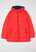 Rote gepolsterte Jacke mit Kapuze, mit gestepptem Muster, zwei seitlichen Reißverschlusstaschen und einer kontrastierenden blauen Innenauskleidung.