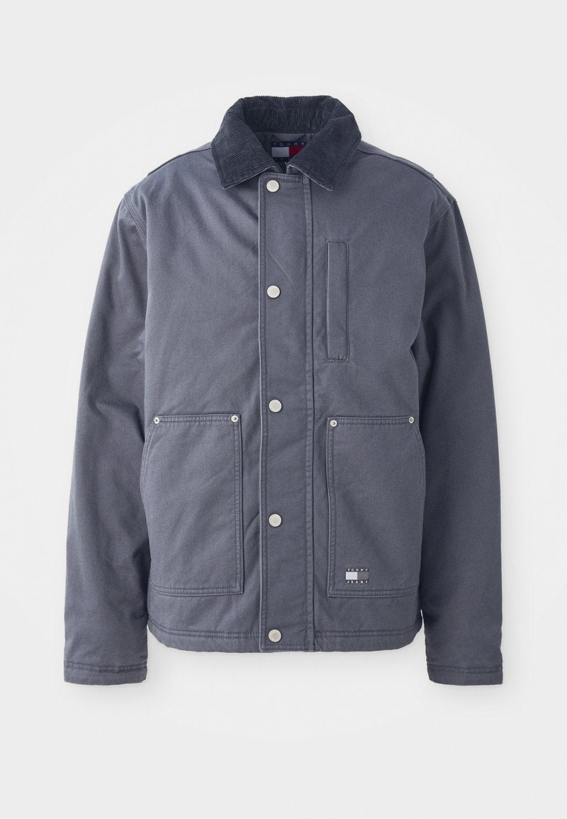 Dunkelgraue Jacke mit einem Cordkragen, Druckknöpfen und zwei Fronttaschen. Verfügt über eine Brusttasche und strukturierten Stoff.