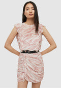 Pinke Batik-Mini-Kleid aus leichtem Stoff, mit Rüschensäumen und gerafften Details, an der Taille mit einem schwarzen Gürtel gerafft.