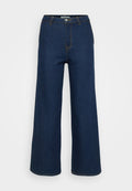 Weite Jeanshose in Dunkelblau mit kontrastierenden gelben Nähten, hoher Taille und Knopfverschluss. Glatte Textur und klassisches Design.