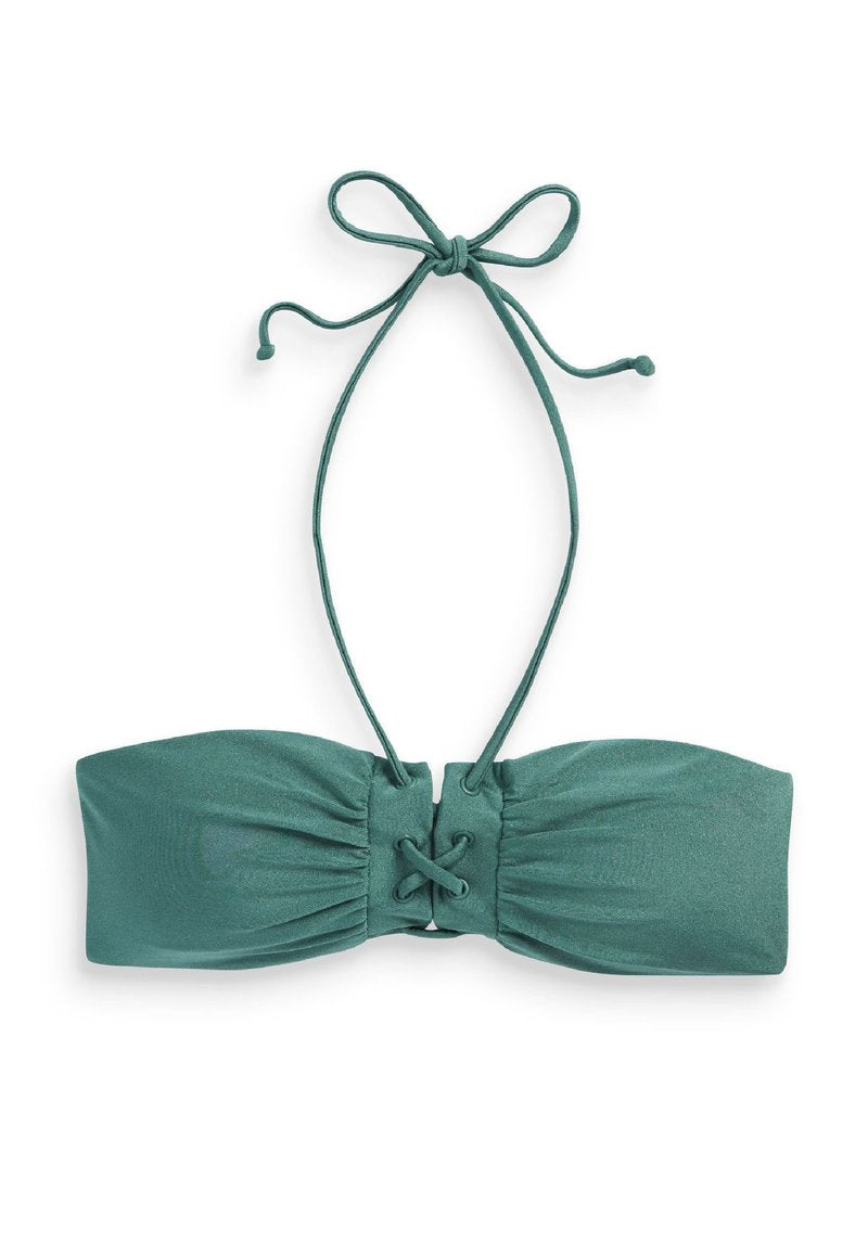 Grüner Bandeau-Bikini-Oberteil mit gerafften Details, verstellbaren Bindebändern und einem vorderen Schnürverschluss. Glatte, glänzende Stoffoberfläche.