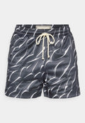 Schwarze Netzshorts mit einem weißen Wellenmuster, mit einem Kordelzugbund und glatter Textur. Geeignet für Freizeit- oder Sportbekleidung.