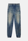 Denim-Jogginghosen mit elastischem Bund, zwei Seitentaschen, hellblauer Farbe mit verblassten Akzenten und einem kleinen Logo-Patch am Oberschenkel.