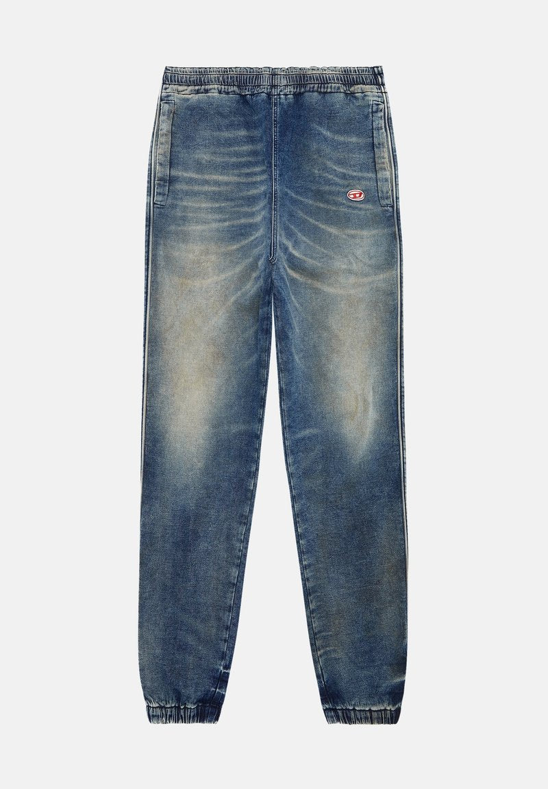 Denim-Jogginghosen mit elastischem Bund, zwei Seitentaschen, hellblauer Farbe mit verblassten Akzenten und einem kleinen Logo-Patch am Oberschenkel.