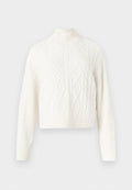 Kurz geschnittener weißer Strickpullover mit Kabelmuster und hohem, geripptem Kragen. Enthält verschiedene strukturierte Muster und gerippte Bündchen an Ärmeln und Saum.