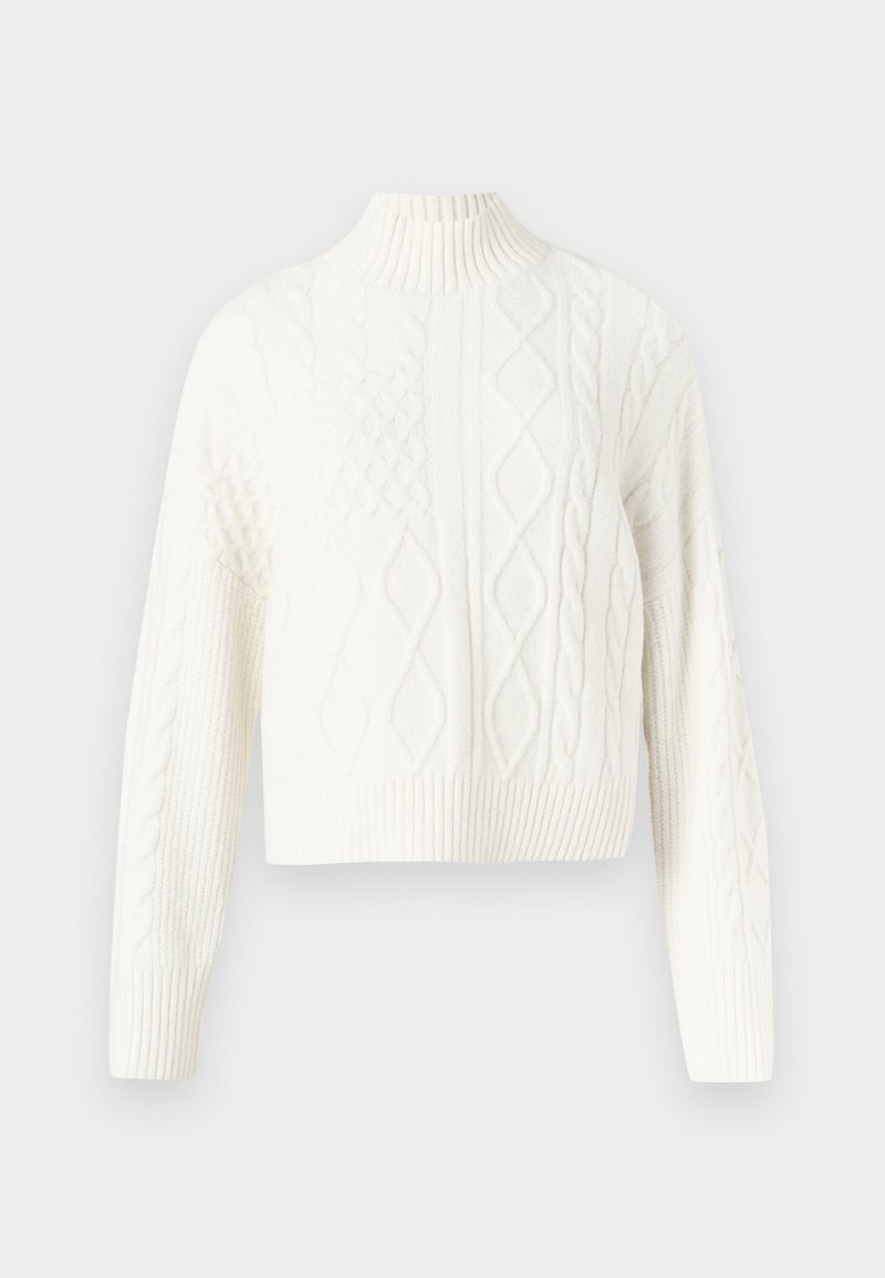 Kurz geschnittener weißer Strickpullover mit Kabelmuster und hohem, geripptem Kragen. Enthält verschiedene strukturierte Muster und gerippte Bündchen an Ärmeln und Saum.