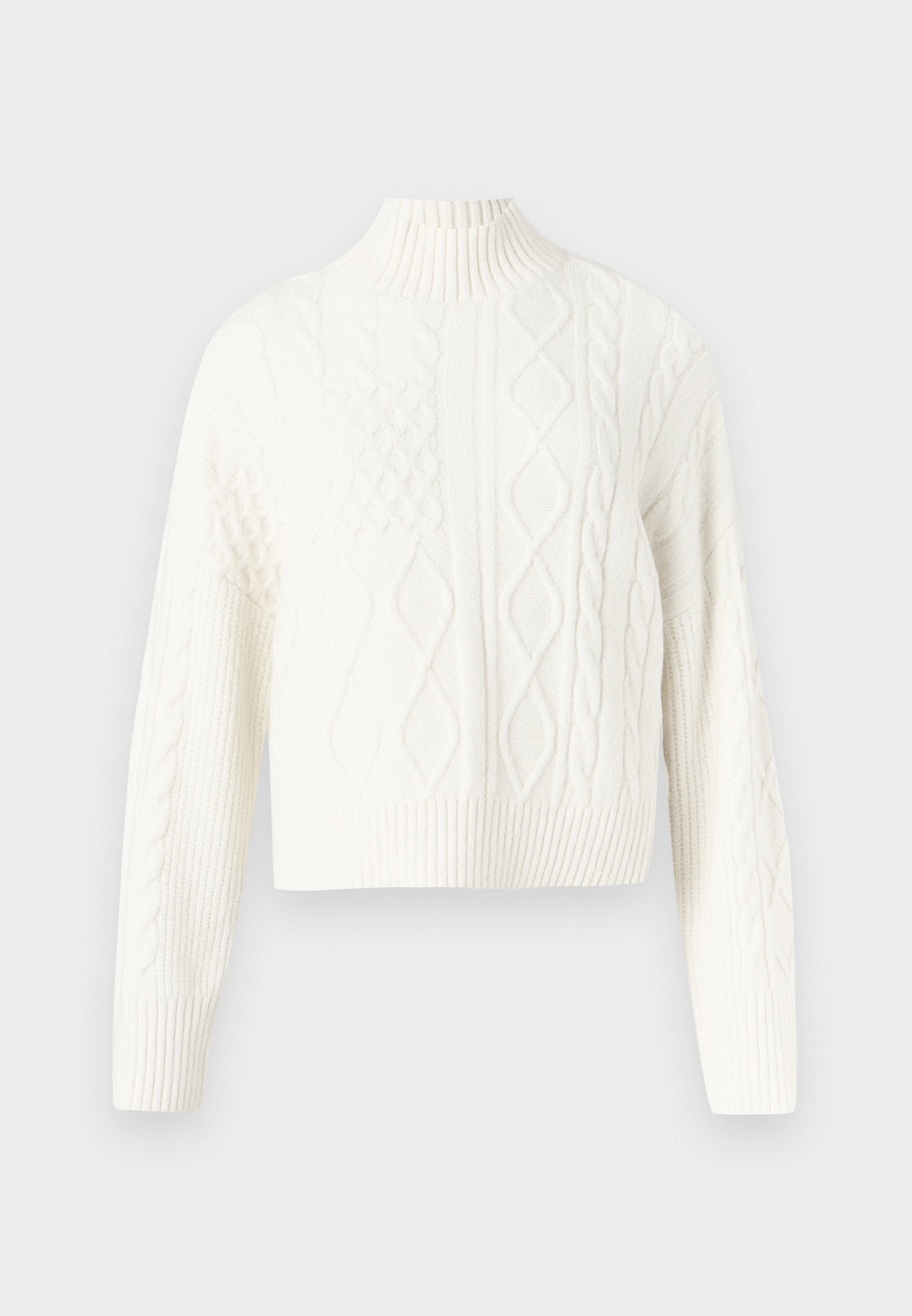 Kurz geschnittener weißer Strickpullover mit Kabelmuster und hohem, geripptem Kragen. Enthält verschiedene strukturierte Muster und gerippte Bündchen an Ärmeln und Saum.