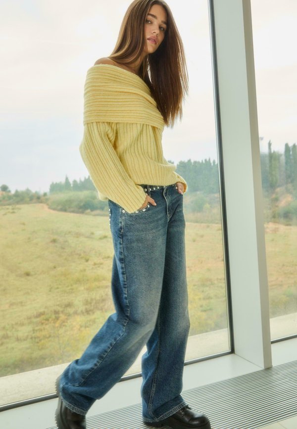 Stradivarius ASYMMETRIC  OFF-THE-SHOULDER