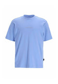 Hellblaues Baumwoll-T-Shirt mit kurzen Ärmeln und Rundhalsausschnitt. Verfügt über ein kleines gedrucktes Logo in der Mitte und ein Seitenschild-Detail.