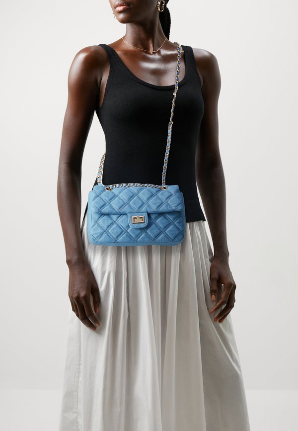ONLY ONLFLORENCE CROSSBODY BAG - Cross body bag - blue denim/gold