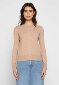 Beiger Cardigan mit rundem Halsauschnitt, Knopfverschluss, gerippten Bündchen und Saum, aus weichem Material, kombiniert mit hellblauen weiten Jeans.