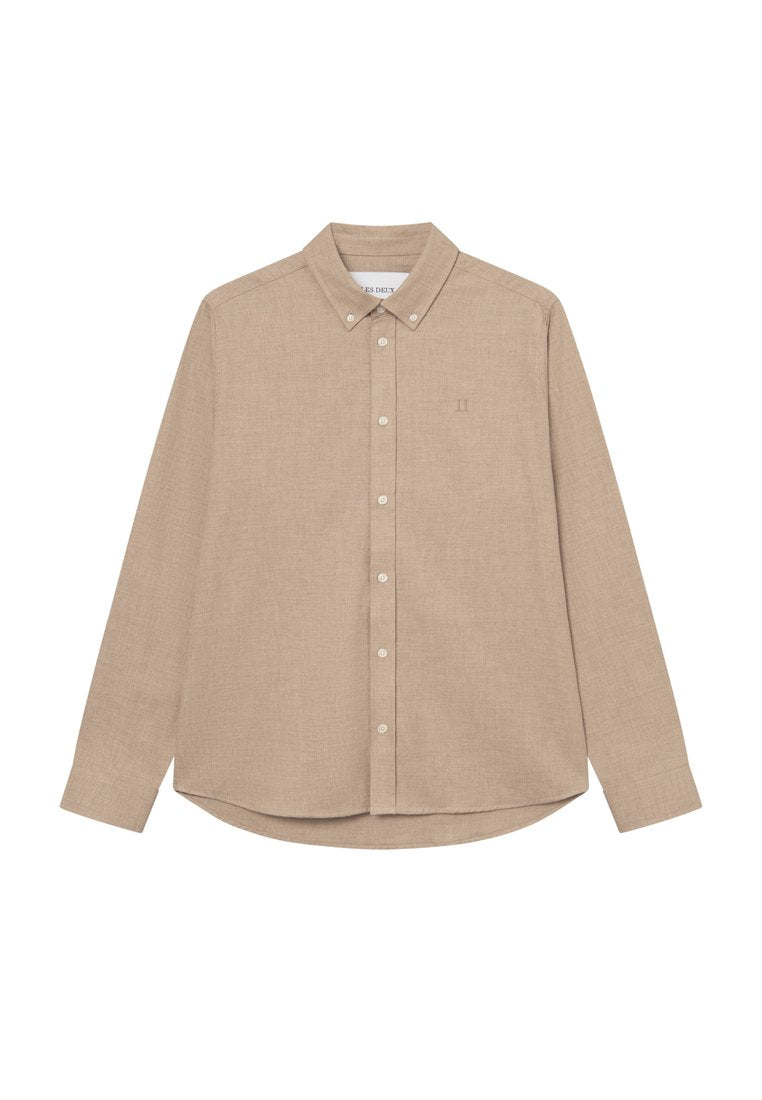 Beige Langarm-Button-Up-Hemd mit Kragen, das eine subtile Textur und einen abgerundeten Saum aufweist. Kleines Logo auf der Brust platziert.