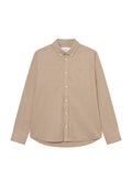 Beige Langarm-Button-Up-Hemd mit Kragen, das eine subtile Textur und einen abgerundeten Saum aufweist. Kleines Logo auf der Brust platziert.