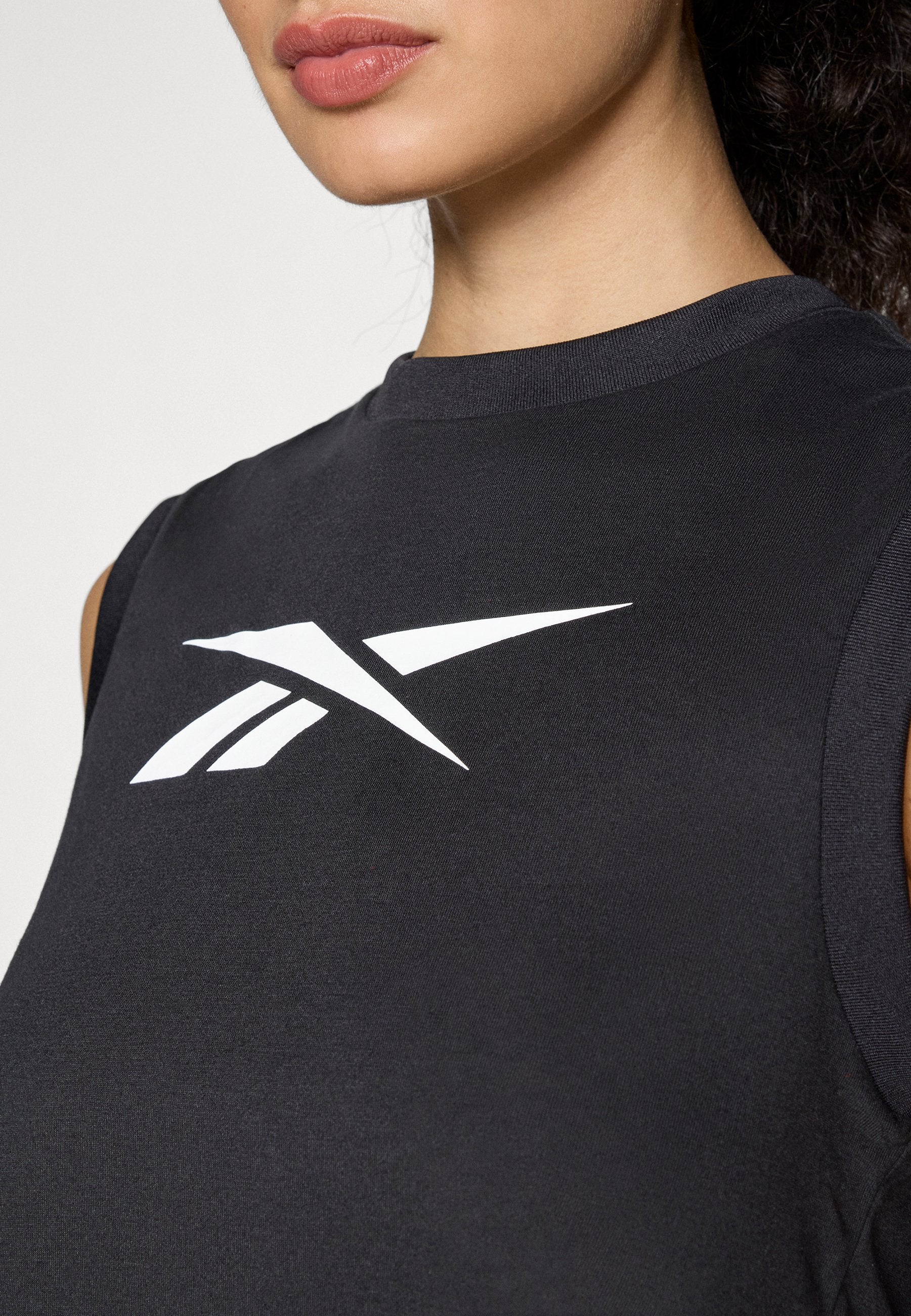 Reebok TRAIN LOGO CROPPED SLEEVELESS