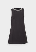 Schwarzes ärmelloses Kleid mit rundem Ausschnitt, verziert mit einer Perlenapplikation am Kragen und einem ausgestellten A-Linien-Schnitt.