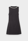 Schwarzes ärmelloses Kleid mit rundem Ausschnitt, verziert mit einer Perlenapplikation am Kragen und einem ausgestellten A-Linien-Schnitt.