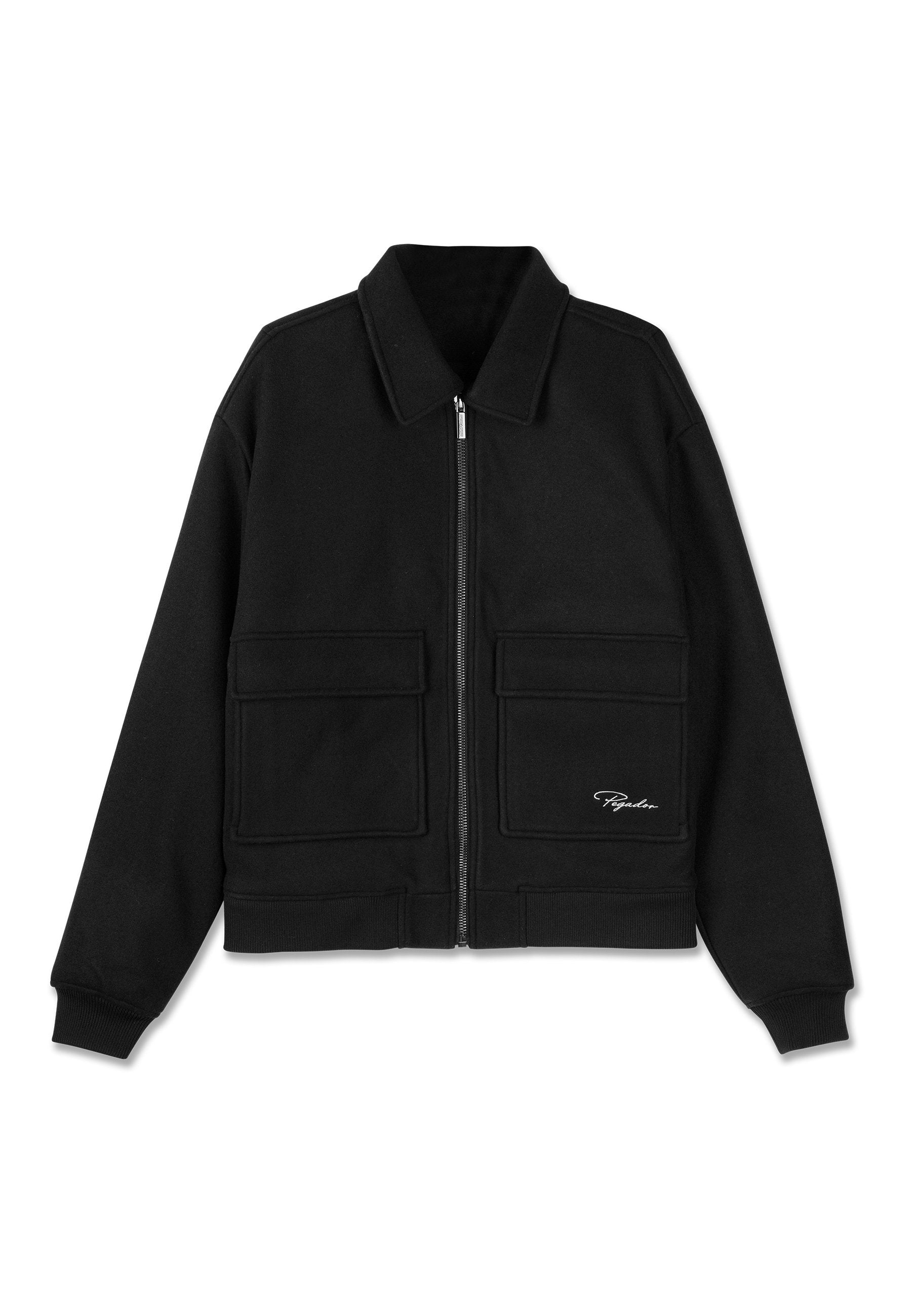 Schwarze Zip-Jacke aus weichem Material, ausgestattet mit einem Kragen, zwei großen Fronttaschen und gerippten Bündchen. Minimalistisches Design mit einem Logoakzent.