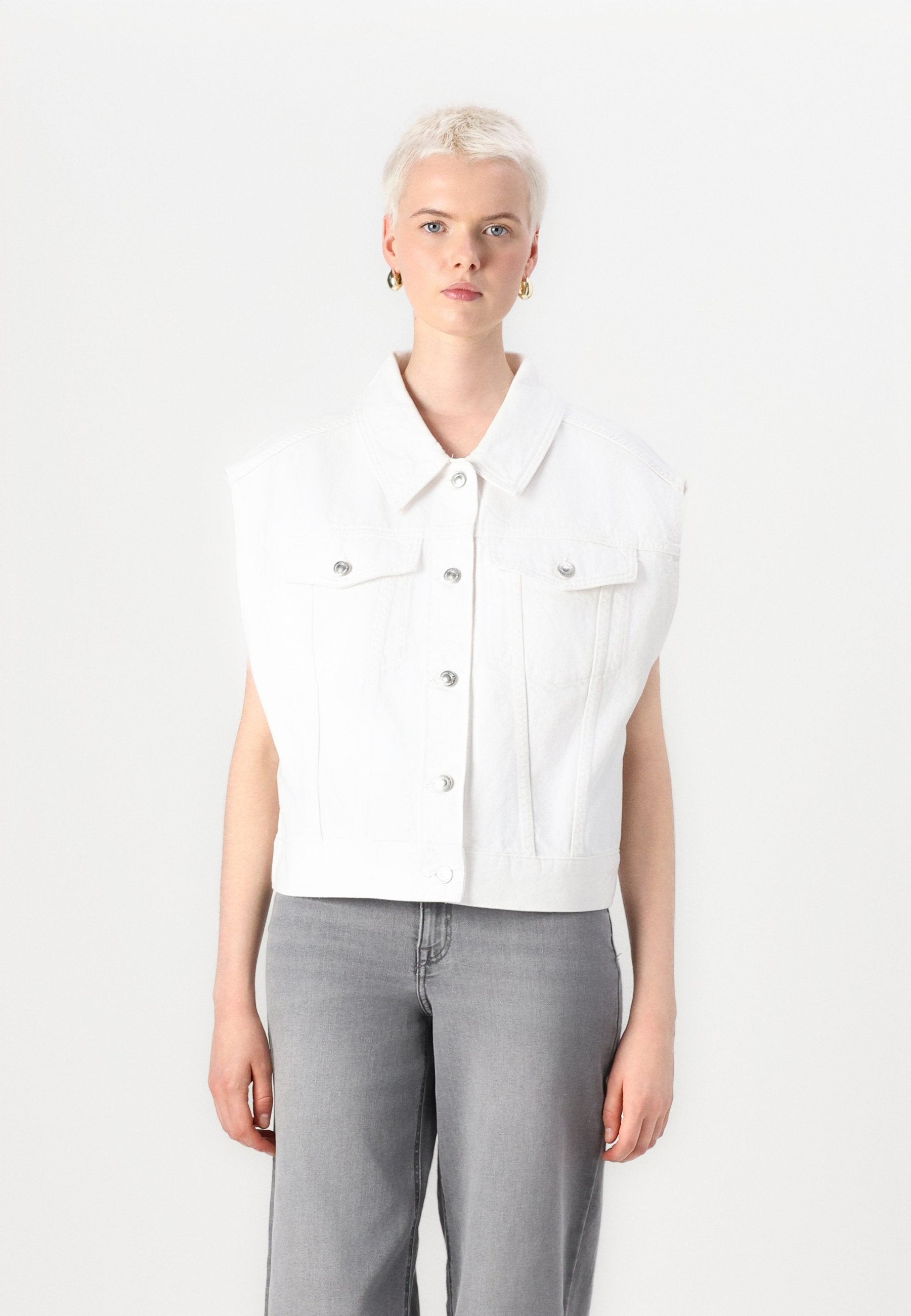 ONLROBYN VEST Media 3
