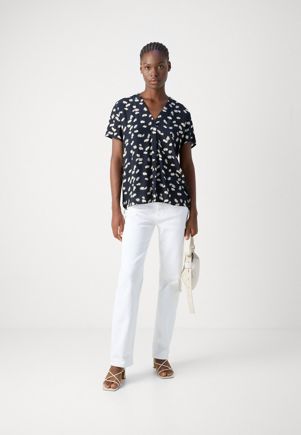 V NECK Media 6