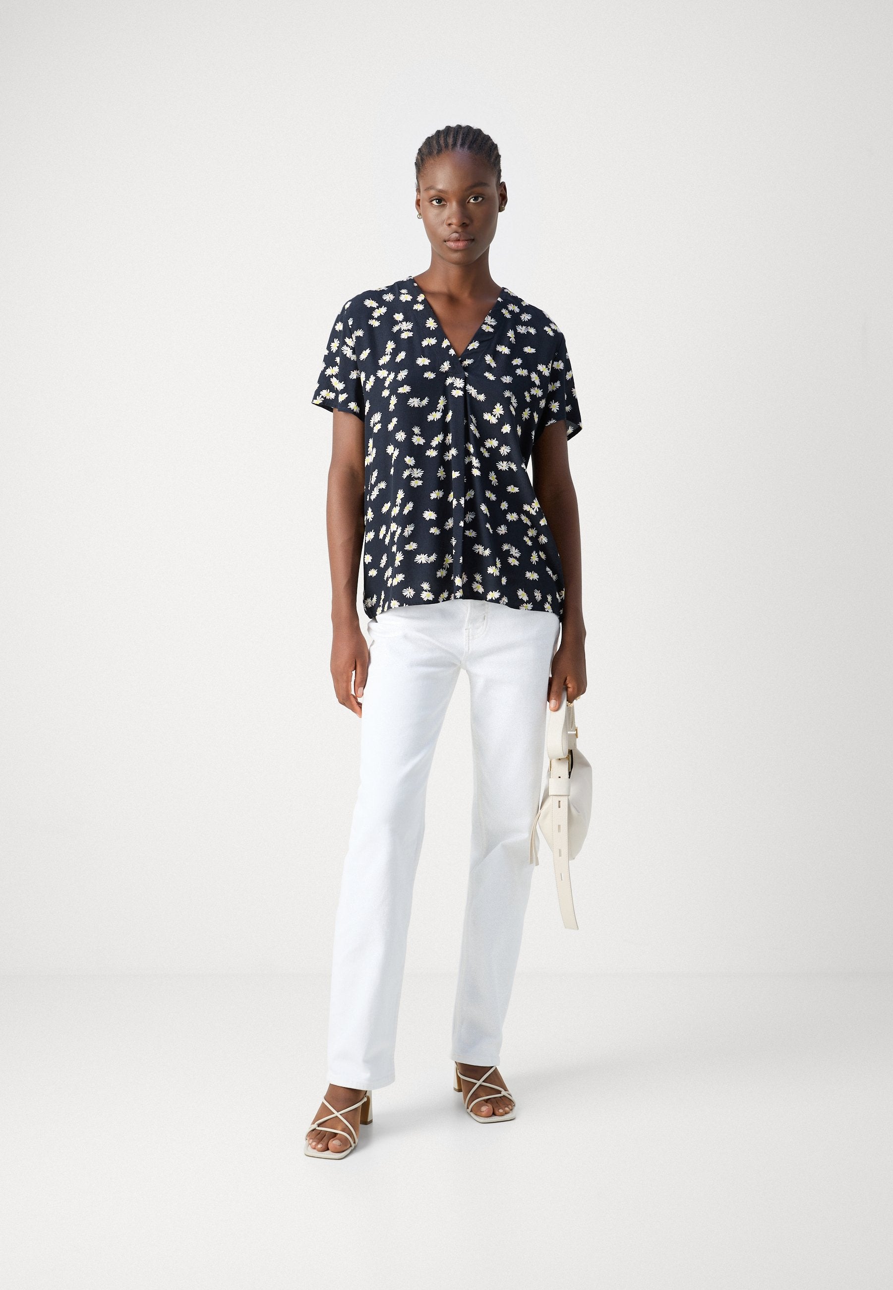 V NECK Media 6